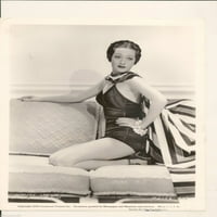 Dorothy Lamour - klečeći na kauču na ruci na hip fotografiji Ispis