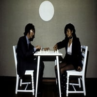 John Lennon svira šah sa Yoko Ono Photo Print