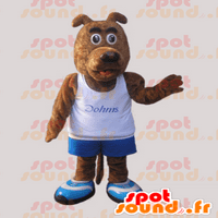 Maskota smeđeg psa obučenog u sportsku odjeću