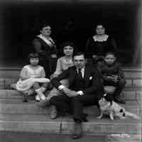Gloria Dehaven zajedno sa porodicom i psom u crno-bijeloj ispis fotografija