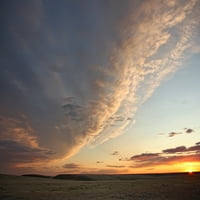 Nebo preko Nacionalnog parka travnjaka na Sunset, Saskatchewan Poster Print