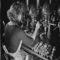 Žena Radnici za bušenje za igračke lokomotive u fabričkoj postrojenju, 1942. Poster Print Stocktrek