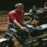 Steve McQueen Iconic Image sa trijumfnim plakatom za trkaće motocikl
