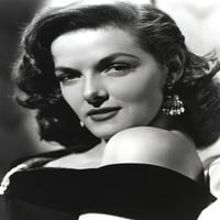 Jane Russell portret u crnom svilenu haljinu i viseći kruške minđuše