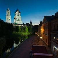 PSKOV Kremlj i Tronity Cathedral ogledala je u rijeci Pskova u Dusku, Pskov, Pskovskaya Oblast, Rusija