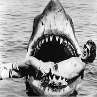 Steven Spielberg u čeljusti bareše u ustima morskih pasa koji predstavlja klasični poster