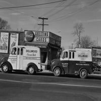 New York, Yonkers, dva kamiona izvan postera za trgovinu