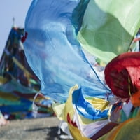 Blagoslova šarene tibetanske molitvene zastave ispod plavog neba; Tibet plakat Print