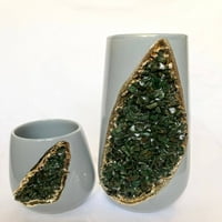 Siva i zlatna keramička vaza sa zelenim agatnim kristalom