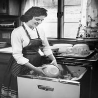 Mlada žena koja radi u kuhinjskom plakatu Ispis
