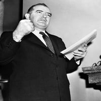 Joseph McCarthy. Namerički političar. Fotografiran nakon pružanja govora u američkom Senatu, mart 1955.