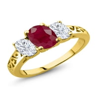 Gem Stone King 18K žuti pozlaćeni srebrni crveni rubin i u blizini bezbojnog moissanitnog filigranskog stila kamena prstena za žene