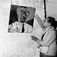 Jean Cocteau prilagođava svoj autoportret na izložbi u lijepoj istoriji