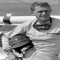 Steve McQueen nasmiješi se trkačkom stazom koja drži kacigu Ikonični izgled postera