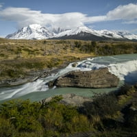 Kaskadni potok s planinskim vrhom u pozadini, Nacionalni park Torres del Paine, Čile Poster Print