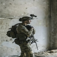 S. Army Ranger sa mitraljezom i noćnim vidnim naočarima koji stoje u blizini zida. Print postera Oleg